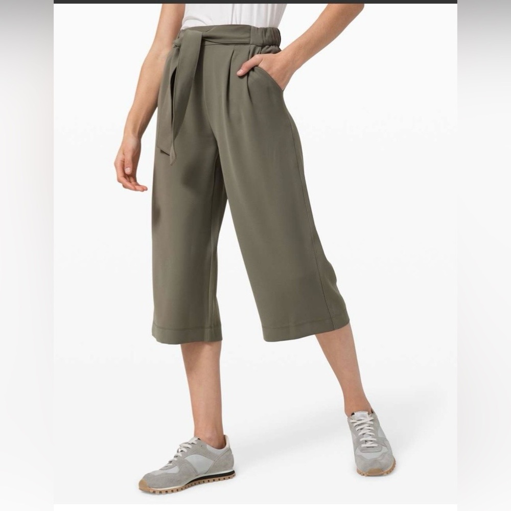 🍋Women’s Lululemon Noir Crop Size 8
Grey Sage W6AYAS🍋